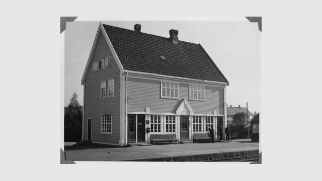 Lena stasjon før 1940 (Fotograf: S. Røisli, (c) Mjøsmuseet, R92/53/4) Bilde av Lena stasjon før 1940