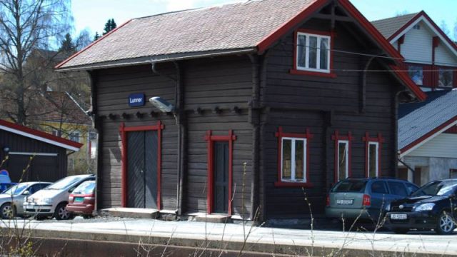 Uthuset på Lunner stasjon (Fotograf: Solfrid Myhre, (c) Arkivnett Oppland) Bilde av uthuset på Lunner stasjon