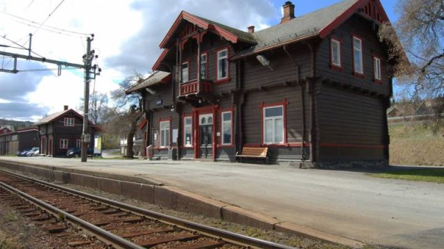 Lunner stasjon (Fotograf: Solfrid Myhre, (c) Arkivnett Oppland) Bilde stasjonsbygg Lunner stasjon