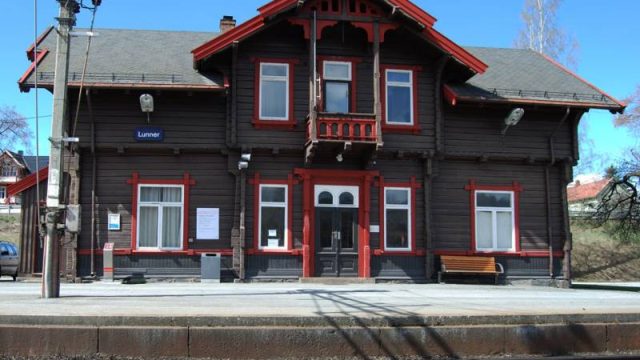 Lunner stasjon (Fotograf: Solfrid Myhre, (c) Arkivnett Oppland) Bilde stasjonsbygg Lunner stasjon