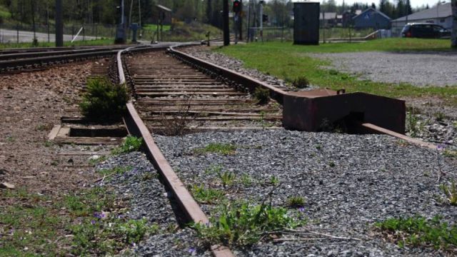 Raufoss stasjon (Fotograf: Solfrid Myhre, (c)Arkivnett Oppland) Bilde av togspor ved Raufoss stasjon