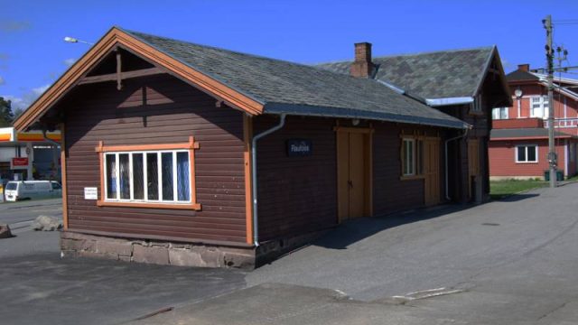 Raufoss stasjon (Fotograf: Solfrid Myhre, (c)Arkivnett Oppland) Bilde av bygg ved Raufoss stasjon