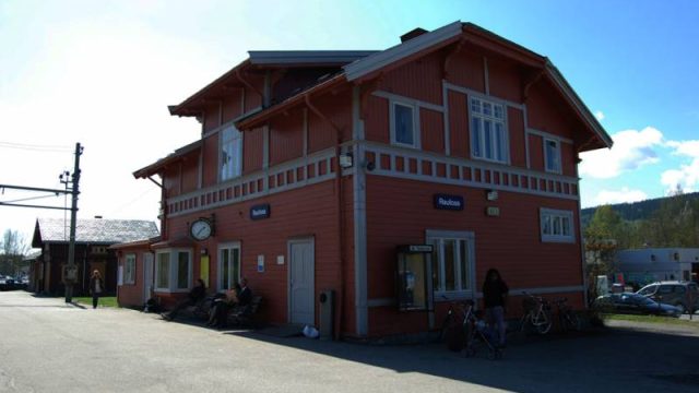 Raufoss stasjon (Fotograf: Solfrid Myhre, (c)Arkivnett Oppland) Bilde av stasjonsbygning ved Raufoss stasjon