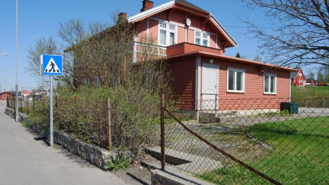 Raufoss stasjon (Fotograf: Solfrid Myhre, (c)Arkivnett Oppland) Bilde av stasjonsbygning baksiden på Raufoss stasjon