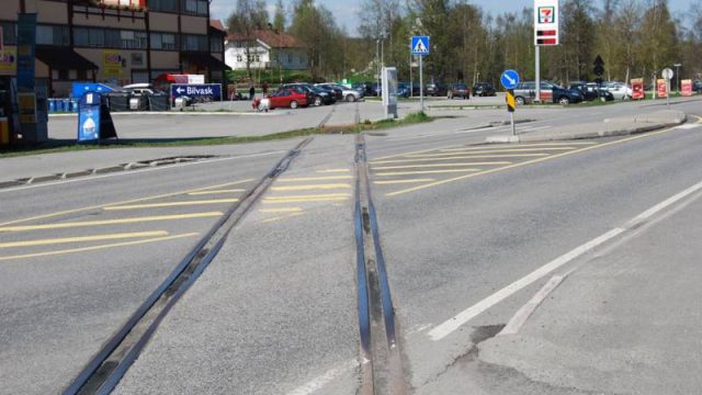 Sidespor til fabrikkområdet på Raufoss. Raufoss stasjon (Fotograf: Solfrid Myhre, (c)Arkivnett Oppland) Bilde av sidespor til Raufossfabrikken