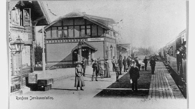 Kristianiatoget har stoppet ved Raufoss 1905(Fotograf:Sundby, (c)Mjøsmuseet, R79/1/5) Bilde av Kristianiatoget på Raufoss stasjon 1905