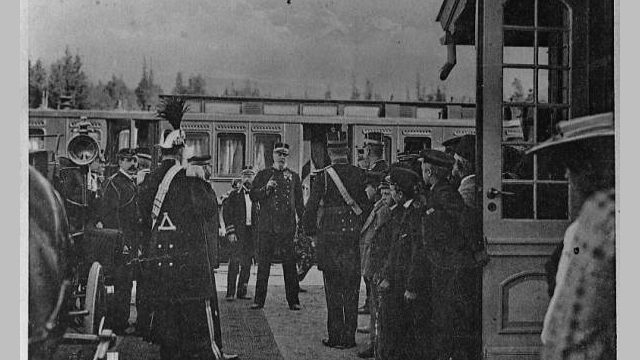 Kong Oscar II på Raufoss stasjon 1904 (Fotograf: ukjent, (c) Mjøsmuseet, R81/60/4) Bilde av kong Oscar II på Raufoss stasjon 1904