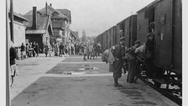 Raufoss stasjon 1919 (Fotograf: Normann, (c) Mjøsmuseet, R78/47/12) Bilde fra stasjonsområde Raufoss stasjon 1919