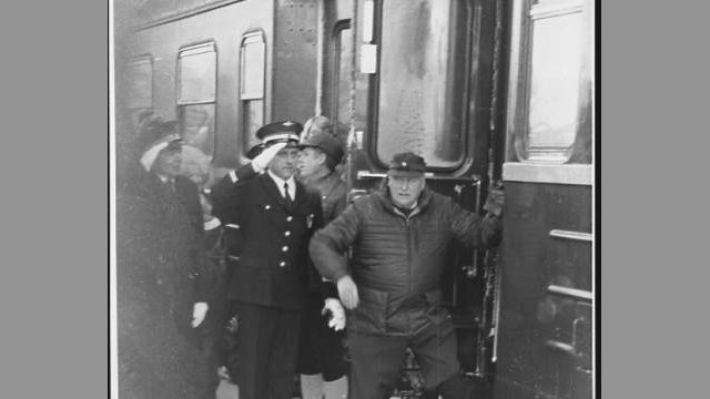 Kong Olav V med NSB til NM i hopp i Lønnberget, Raufoss, 1982 (Fotograf: ukjent, (c) Mjøsmuseet, R99/17/4) Bilde av kong Olav V kom med tog til NM i hopp i Lønnberget på Raufoss stasjon 1982