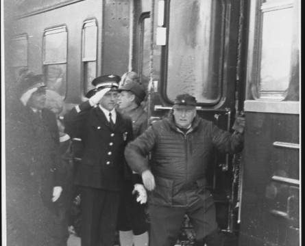 Kong Olav V med NSB til NM i hopp i Lønnberget, Raufoss, 1982 (Fotograf: ukjent, (c) Mjøsmuseet, R99/17/4) Bilde av kong Olav V kom med tog til NM i hopp i Lønnberget på Raufoss stasjon 1982