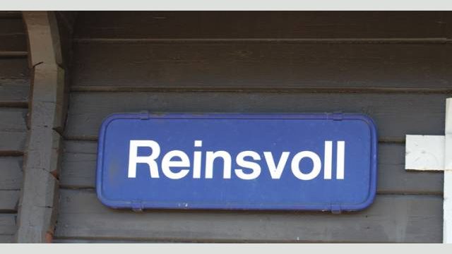 Reinsvoll stasjon (Fotograf: Solfrid Myhre, (c)Arkivnett Oppland) Bilde av skilt Reinsvoll stasjon