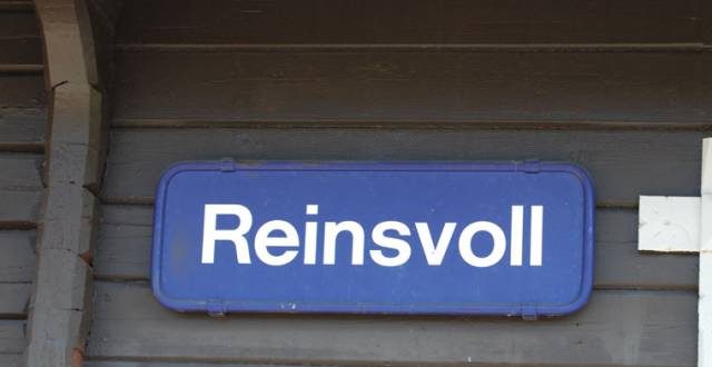Reinsvoll stasjon (Fotograf: Solfrid Myhre, (c)Arkivnett Oppland) Bilde av skilt Reinsvoll stasjon