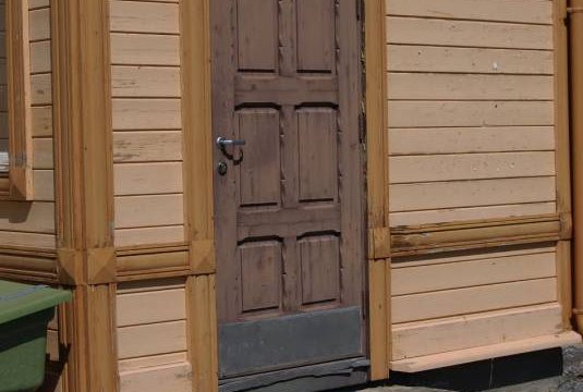 Reinsvoll stasjon (Fotograf: Solfrid Myhre, (c)Arkivnett Oppland) Bilde av detalj dør på Reinsvoll stasjon