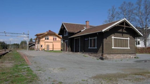 Reinsvoll stasjon (Fotograf: Solfrid Myhre, (c)Arkivnett Oppland) Bilde av stasjonsbygg Reinsvoll stasjon