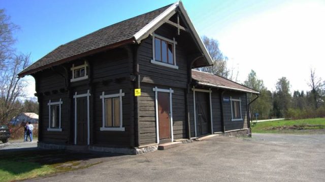 Reinsvoll stasjon (Fotograf: Solfrid Myhre, (c)Arkivnett Oppland) Bilde av bygg Reinsvoll stasjon