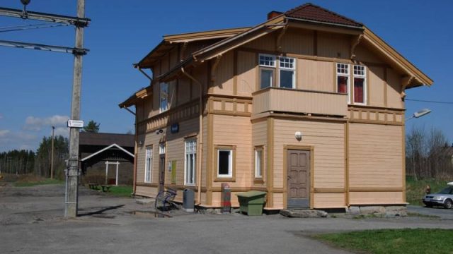 Reinsvoll stasjon (Fotograf: Solfrid Myhre, (c)Arkivnett Oppland) Bilde av stasjonsbygning Reinsvoll stasjon