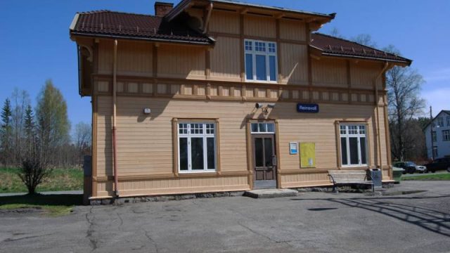 Reinsvoll stasjon (Fotograf: Solfrid Myhre, (c)Arkivnett Oppland) Bilde av stasjonsbygning Reinsvoll stasjon