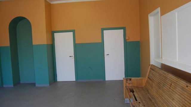 Reinsvoll stasjon (Fotograf: Solfrid Myhre, (c)Arkivnett Oppland) Bilde av interiør venteværelse Reinsvoll stasjon