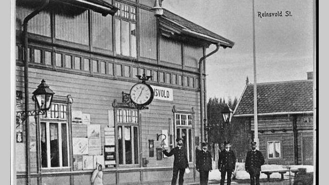 Reinsvoll stasjon ca 1950 (Fotograf: B. Stenslie,(c)Mjøsmuseet, R80/29/15) Bilde av Reinsvoll stasjon ca 1959