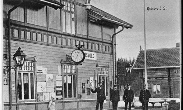 Reinsvoll stasjon ca 1950 (Fotograf: B. Stenslie,(c)Mjøsmuseet, R80/29/15) Bilde av Reinsvoll stasjon ca 1959