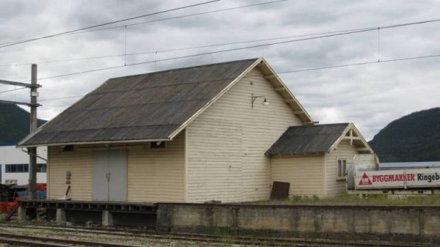 Godshuset ved Ringebu skysstasjon. (Fotograf. Dagmar Buen © Fylkesarkivet i Oppland) Bilde av godshuset Ringebu skysstasjon