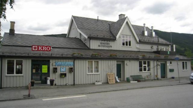 Ringebu skysstasjon sett fra gata. (Fotograf. Dagmar Buen © Fylkesarkivet i Oppland) Bilde av Ringebu skysstasjon