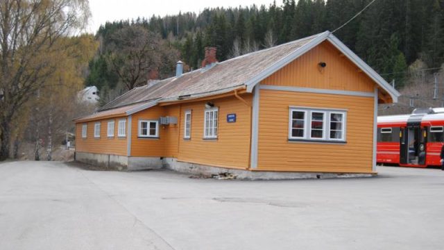 Roa stasjon (Fotograf: Solfrid Myhre, (c) Arkivnett Oppland) Bilde fra baksiden av stasjonsbygningen på Roa stasjon