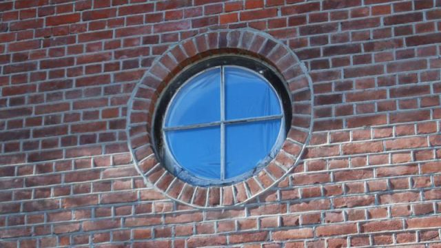 Detalj fra lokomotivstallen ved Røykenvik stasjon (Fotograf: Solfrid Myhre,(c)Arkivnett Oppland) Bilde av detalj vindu fra lokstallen ved Røykenvik stasjon