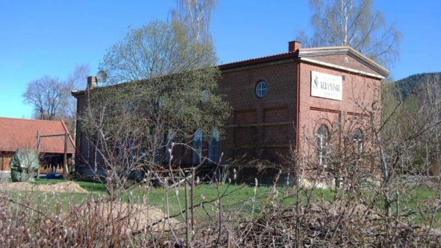 Lokomotivstallen ved Røykenvik stasjon (Fotograf: Solfrid Myhre,(c)Arkivnett Oppland) Bilde av lokstallen ved Røykenvik stasjon