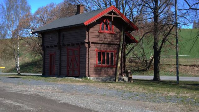 Uthuset ved Røykenvik stasjon (Fotograf: Solfrid Myhre,(c)Arkivnett Oppland) Bilde uthuset ved Røykenvik stasjon