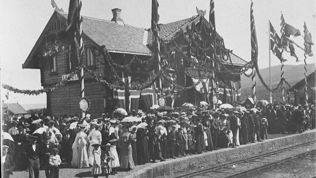Skreia stasjon på åpningsdagen av Skreiabanen 1902 (Fotograf: K. Berg, (c) Mjøsmuseet, R84/89/7) Bilde av Skreia stasjon på åpningsdagen i 1902