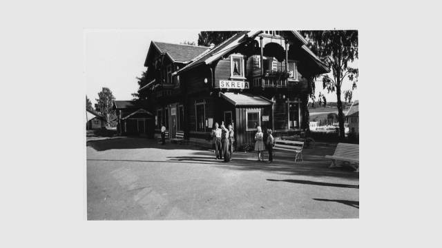 Skreia stasjon ca 1960 (Fotograf: ukjent, (c) Mjøsmuseet, R00/3/9) Bilde av Skreia stasjon omkring 1960