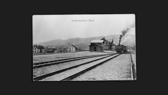 Skreia stasjon kort tid etter åpningen i 1902 (Fotograf: ukjent, (c) Mjøsmuseet, R01/14/2) Bilde av Skreia stasjon 1902
