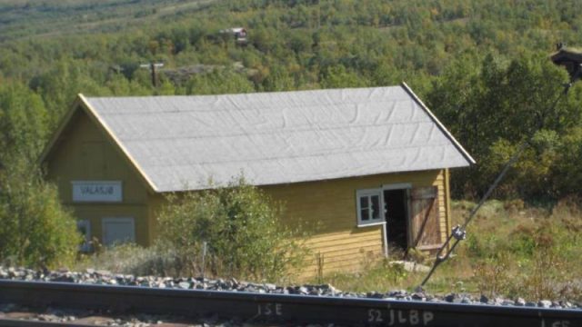 Uthuset ved vokterboligen, Vålåsjø stasjon (Fotograf: Dagmar Buen © Fylkesarkivet i Oppland). Bilde uthuset ved Vålåsjø stasjon