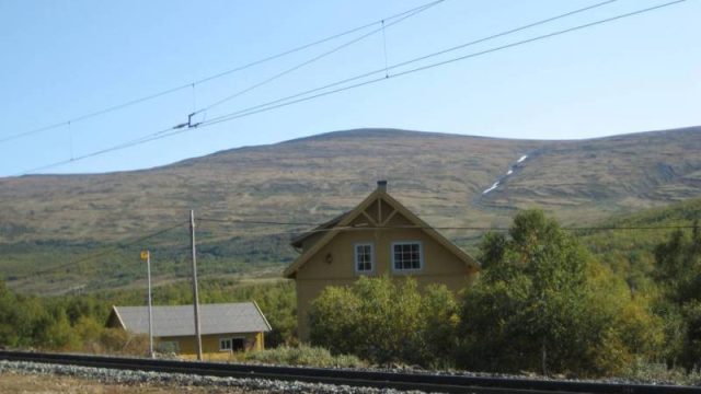 Vokterboligen med uthus på den andre siden av sporet, Vålåsjø stasjon (Fotograf: Dagmar Buen © Fylkesarkivet i Oppland). Bilde vokterbolig ved Vålåsjø stasjon