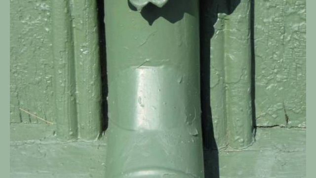 Detalj fra nedløpsrøret, Vålåsjø stasjon (Fotograf: Dagmar Buen © Fylkesarkivet i Oppland). Bilde detalj nedløpsrør ved Vålåsjø stasjon