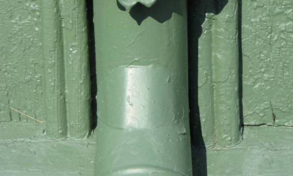 Detalj fra nedløpsrøret, Vålåsjø stasjon (Fotograf: Dagmar Buen © Fylkesarkivet i Oppland). Bilde detalj nedløpsrør ved Vålåsjø stasjon