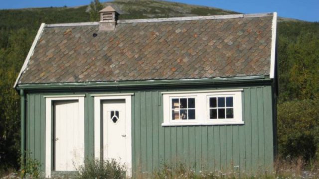 Privetet (utedoen) ved Vålåsjø stasjon (Fotograf: Dagmar Buen © Fylkesarkivet i Oppland). Bilde utedo ved Vålåsjø stasjon