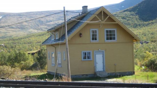 Uthuset ved vokterboligen, Vålåsjø stasjon (Fotograf: Dagmar Buen © Fylkesarkivet i Oppland). Bilde vokterbolig Vålåsjø stasjon