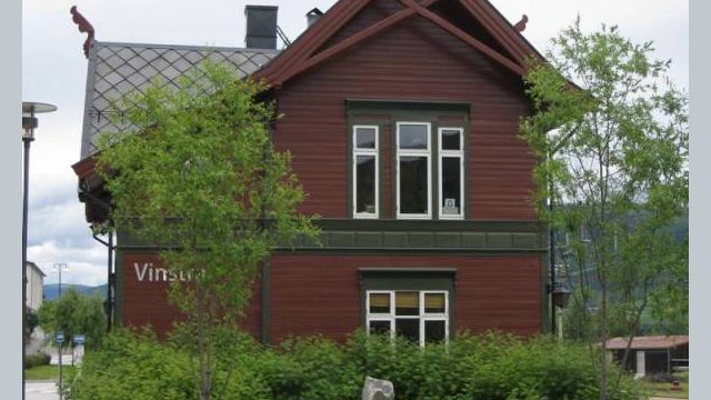 Vinstra skysstasjon sett fra nord, med rester av parkanlegg. (Fotograf: Dagmar Buen © Fylkesarkivet i Oppland) Bilde stasjonsbygg Vinstra stasjon