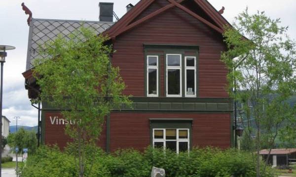 Vinstra skysstasjon sett fra nord, med rester av parkanlegg. (Fotograf: Dagmar Buen © Fylkesarkivet i Oppland) Bilde stasjonsbygg Vinstra stasjon