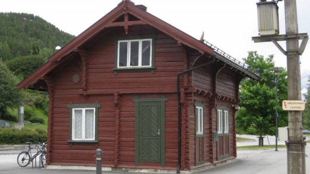 Godshuset sett fra nord. (Fotograf: Dagmar Buen © Fylkesarkivet i Oppland) Bilde av godshuset på Vinstra stasjon