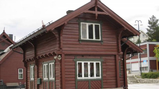 Godshuset, tegnet av Paul Due, sett fra sør. (Fotograf: Dagmar Buen © Fylkesarkivet i Oppland) Bilde av godshuset på Vinstra stasjon