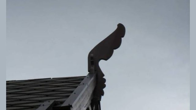 Detalj fra takmønet på godshuset. (Fotograf: Dagmar Buen © Fylkesarkivet i Oppland) Bilde av detalj fra takmønet på godshuset på Vinstra stasjon