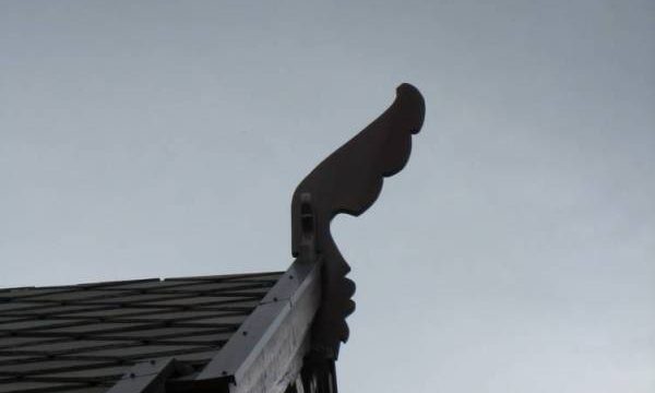 Detalj fra takmønet på godshuset. (Fotograf: Dagmar Buen © Fylkesarkivet i Oppland) Bilde av detalj fra takmønet på godshuset på Vinstra stasjon