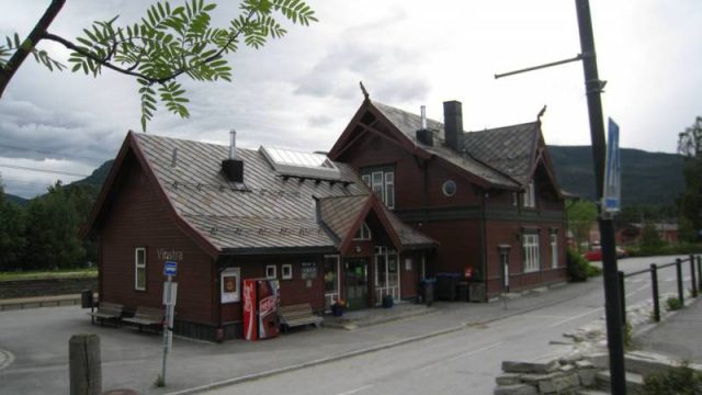 Vinstra stasjonVinstra skysstasjon sett fra gata. (Fotograf: Dagmar Buen © Fylkesarkivet i Oppland) Bilde av Vinstra skysstasjon