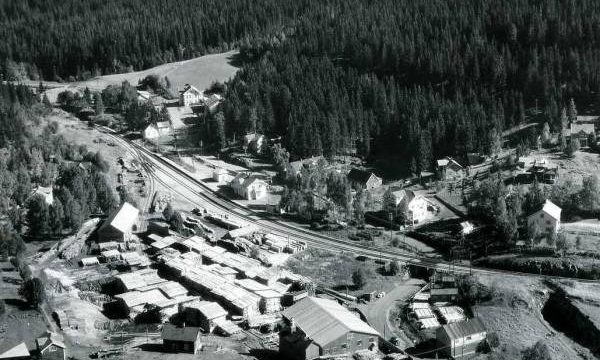 Grua stasjon (Fotograf: V. Skappel,(c) Randsfjordmuseene, Widerøe Lunner_Grua nr 29592_utsnitt) Bilde av Grua stasjon fra lufta
