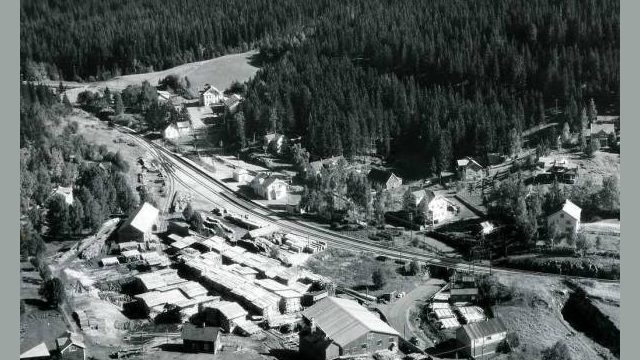 Grua stasjon (Fotograf: V. Skappel,(c) Randsfjordmuseene, Widerøe Lunner_Grua nr 29592_utsnitt) Bilde av Grua stasjon fra lufta