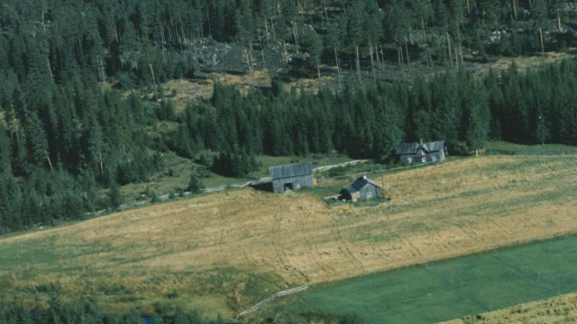 Gamlehagen under Harestua – Foto: Randsfjordmuseene AS Flyfoto av gårdsbruk