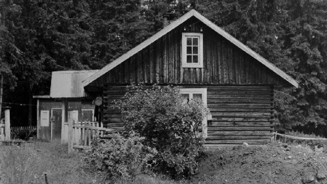 Granli, Vestre Toten - Ponsopp eller Korterudeie var husmannsplass under Korterud, og antakelig ryddet midt på 1800-tallet. Garden Korterud hadde tidligere mye utslåtter her, både sør for plassen og på flatene ned mot Korta. I 1912 ble plassen utskilt fra Korterud og skiftet navn til Granli. Bildet er tatt i 1958. – Fotograf: Sigmund Kildal. Foto: Mjøsmuseet / R 78/055/08. Hus fra siden